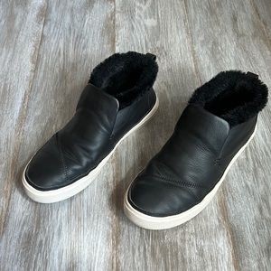 TOMS Black Leather Faux Fur Lined Slip On Sneaker